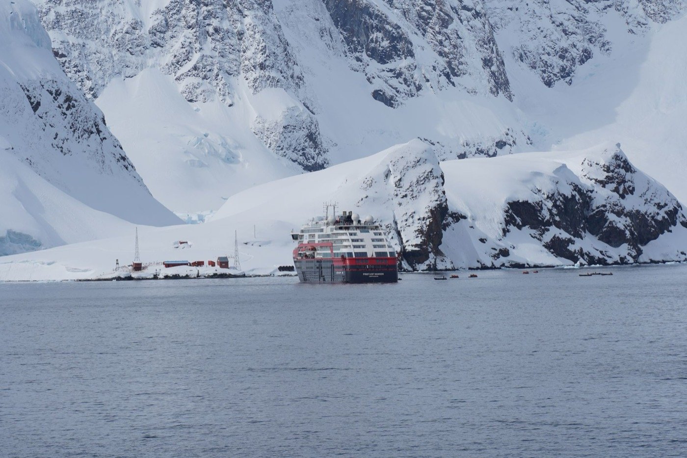 Navio de expedição entre montanhas nevadas na Antártida