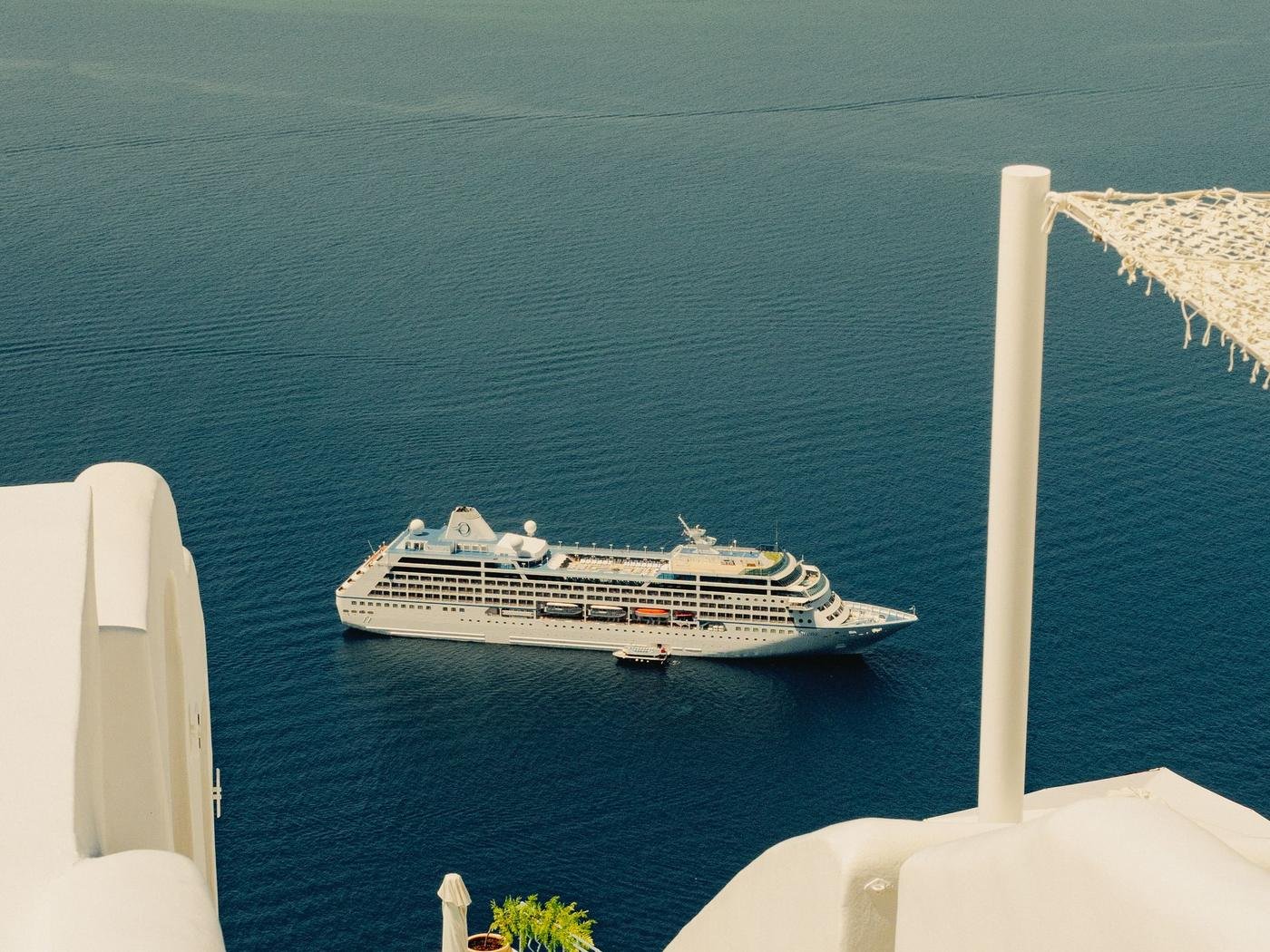 Navio visto das casas brancas de Santorini